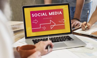 insan eli dizüstü bilgisayar kullanarak 