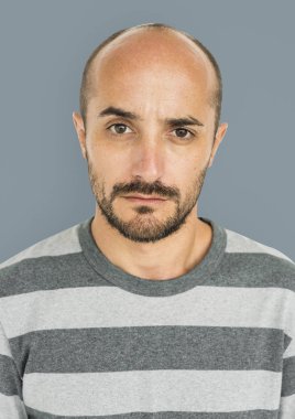ciddi kel adam yüz