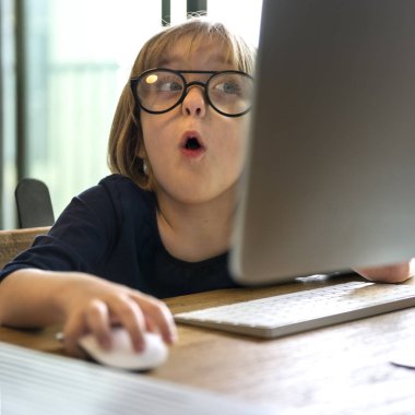 bilgisayar kullanan küçük kız