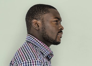 Yakışıklı sakallı adam.