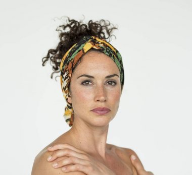 Kıvırcık saçlı güzel bir kadın.