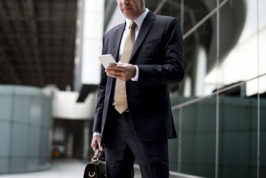 İşadamı takım elbise mobil tarama