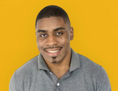 Mutlu Adam gülümsüyor.