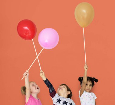 Küçük çocuk balon ile oyun 