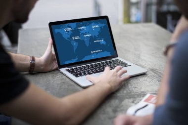 adam gösteren dizüstü bilgisayar monitörü