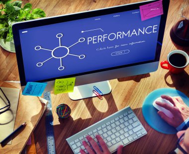 Bilgisayar kullanan bir iş adamı 