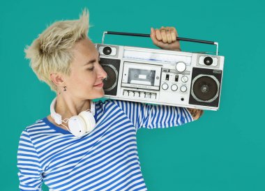 Boombox ile poz kadın