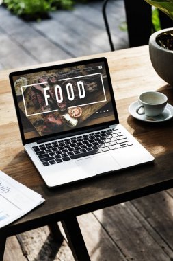 Laptop ahşap masada.