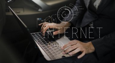 İşadamı laptop ile çalışma