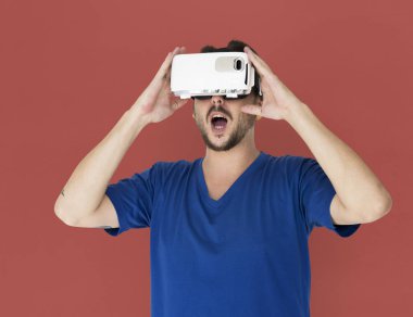 Adam visualiaing gerçeklik Gadget'ı kullanma