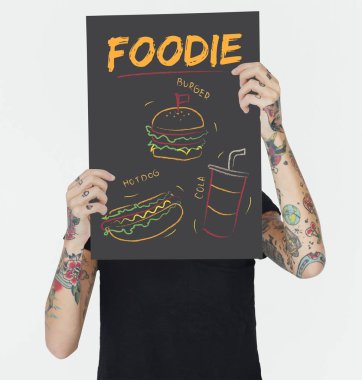 Dövmeli afişini tutan kadın