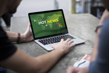 adam gösteren dizüstü bilgisayar monitörü