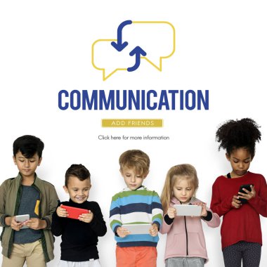 Çocuk akıllı telefonlar kullanarak