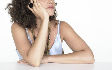 Kıvırcık saçlı güzel bir kadın.