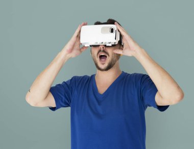 Adam visualiaing gerçeklik Gadget'ı kullanma