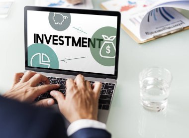 Bilgisayarla çalışan bir iş adamı