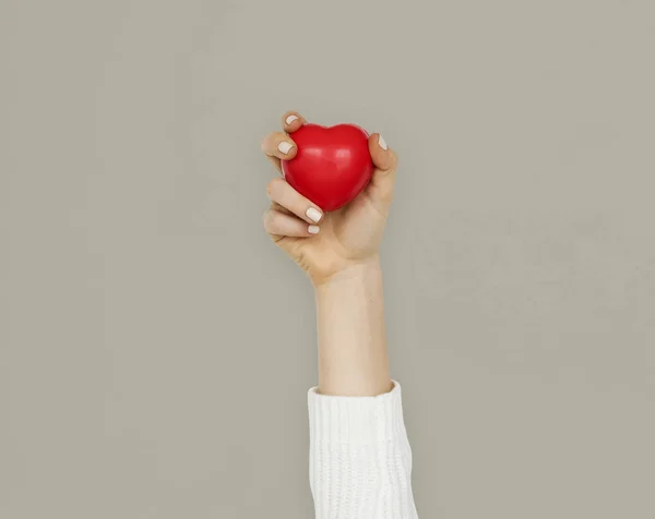 Ręczne trzymanie czerwonego serca — Zdjęcie stockowe