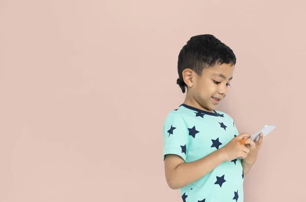 Niño pequeño usando teléfono inteligente — Foto de Stock