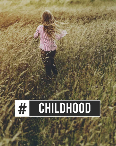 Kleines Mädchen läuft in Feld — Stockfoto