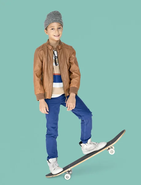 Маленький хлопчик зі скейтбордом — стокове фото
