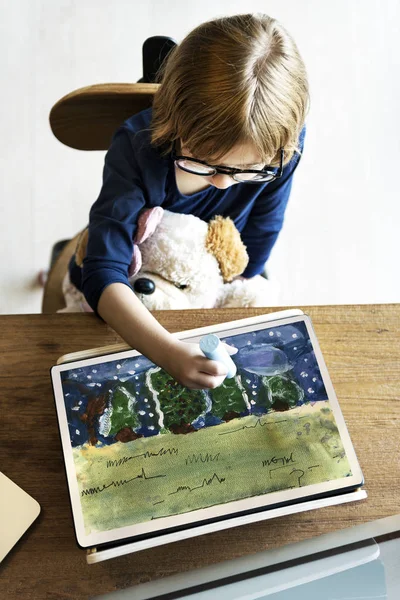 Дівчина малює крейдою на дошці — стокове фото