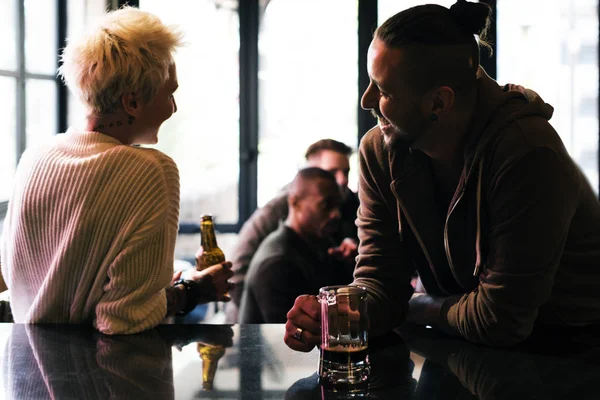 Amigos bebem cerveja artesanal — Fotografia de Stock