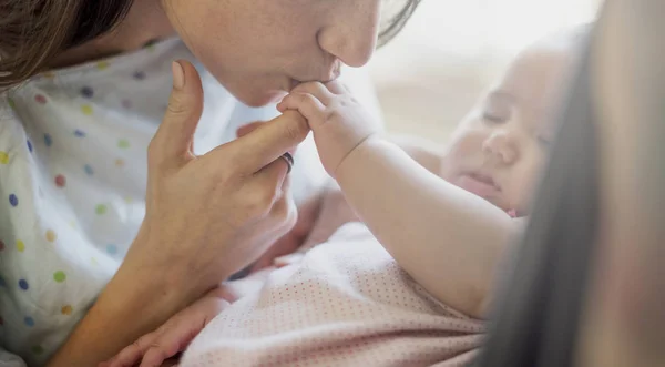 Mãe cuidando do bebê — Fotografia de Stock