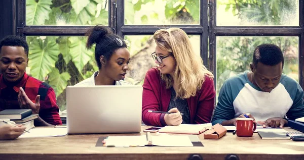 Multi-etnisch studenten brainstormen — Stockfoto