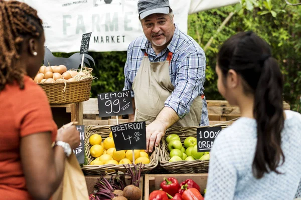 Greengrocer selling organic agricultural products — Stock Photo, Image