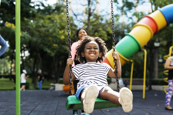 Meisje swingen op swing — Stockfoto