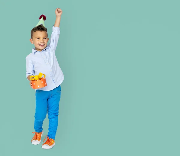 Menino vestindo chapéu de festa — Fotografia de Stock