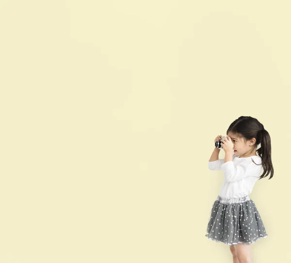 Bedårande liten flicka med fotokamera — Stockfoto