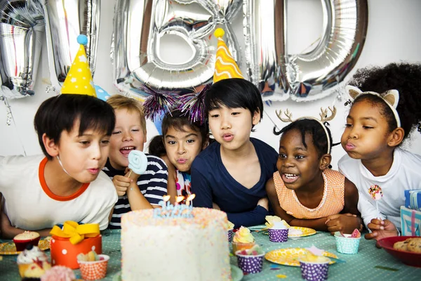 Adorabili bambini che festeggiano il compleanno — Foto Stock