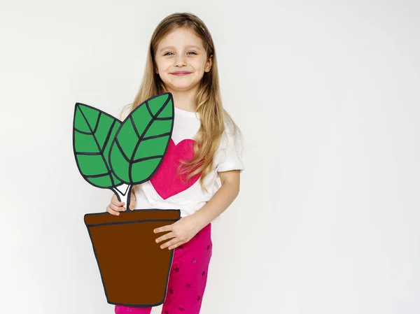 Niña sosteniendo planta de papel — Foto de Stock