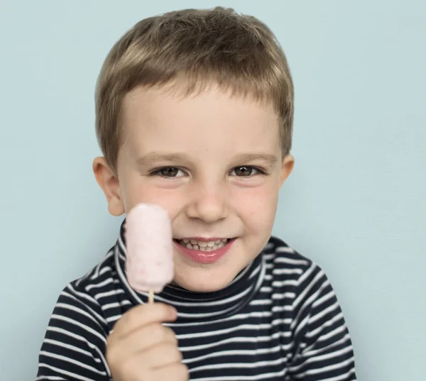 Pequeño chico caucásico sosteniendo helado —  Fotos de Stock