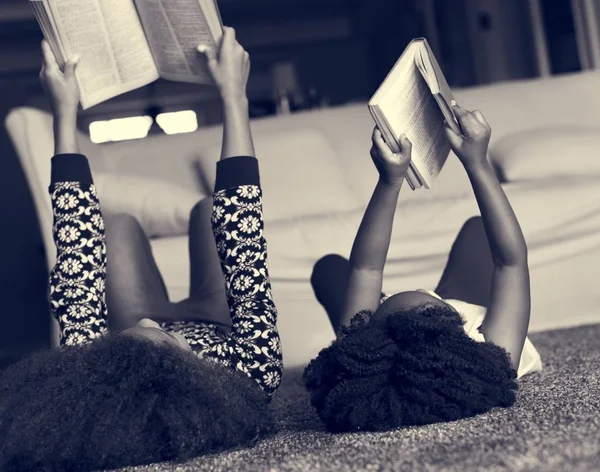 책 읽는 자매 — 스톡 사진