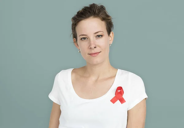 Mulher usando aids fita vermelha — Fotografia de Stock
