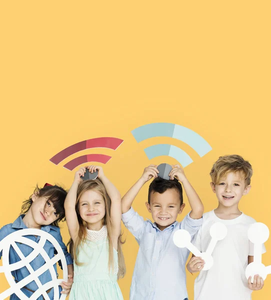 Děti drží technologie symboly — Stock fotografie