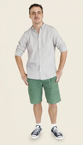 Mann in kurzen Hosen posiert — Stockfoto