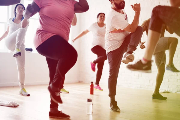 Personnes faisant de l'exercice avec un formateur — Photo