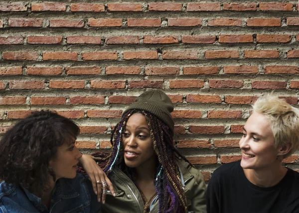 Mulheres sentadas e conversando — Fotografia de Stock