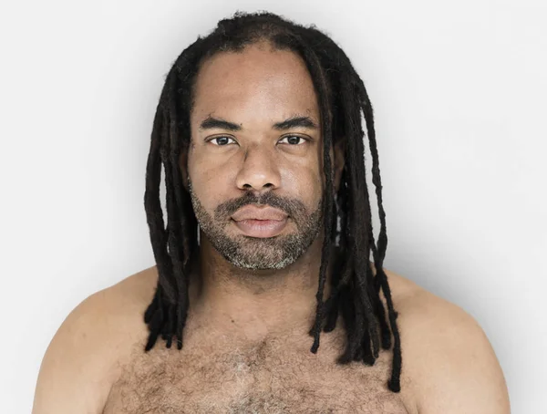 Afrikanischer Mann mit Dreadlocks — Stockfoto