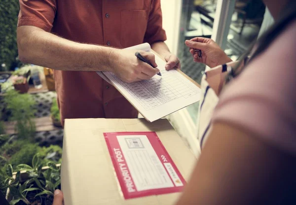 Homem de entrega com sinal de serviço de entrega de remessa — Fotografia de Stock