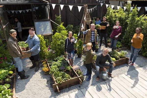 Gruppe von Menschen im Gewächshaus — Stockfoto