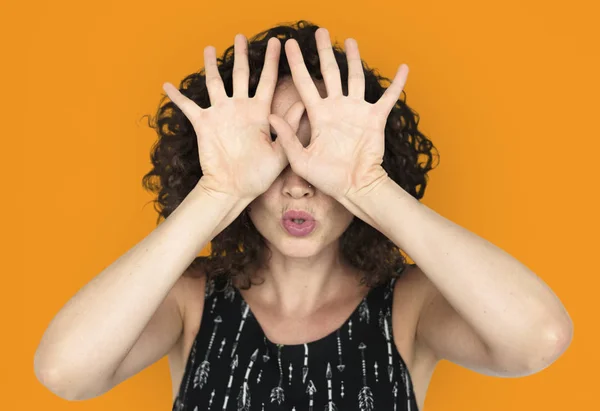 Mulher com rosto de cobertura de cabelo encaracolado — Fotografia de Stock