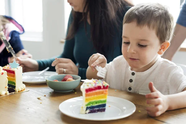 Jongen eten Cake van de regenboog — Stockfoto