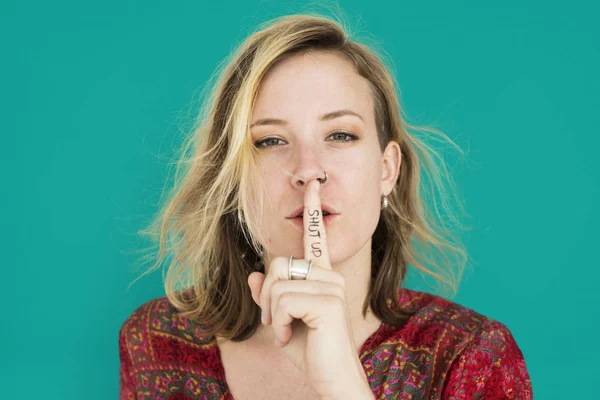 Loira mulher segurando dedo na boca — Fotografia de Stock