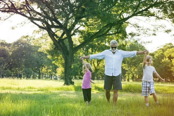 Opa geniet van tijd met kleinkinderen — Stockfoto