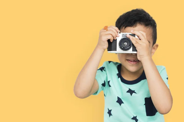 Kleine jongen met camera — Stockfoto