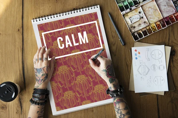 Креативна татуйована жінка малює руками — стокове фото
